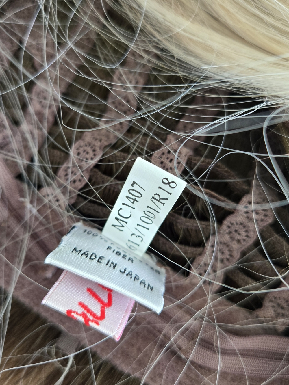 Wig in Platinum Blonde - Picture 5 of 12